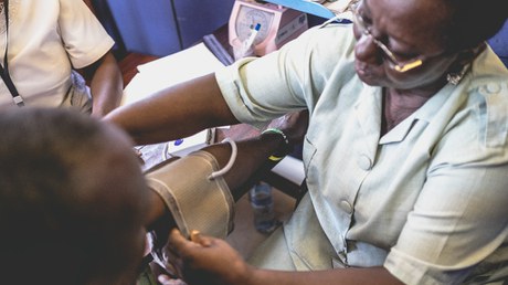 Hohe Prävalenz und Inzidenz von Bluthochdruck unter HIV-Betroffenen in ländlichen Gebieten Afrikas
