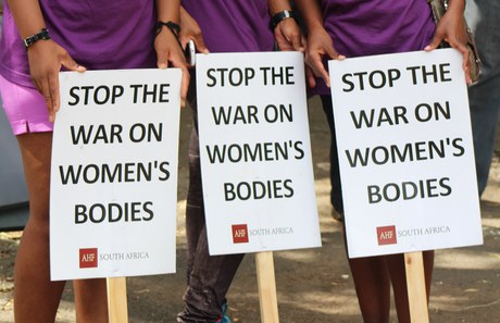 Geschlechtsspezifische Gewalt: Die internationale Zusammenarbeit in der Verantwortung