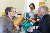 Bundesrat Ignazio Cassis besucht Ruedi Lüthys HIV-Klinik in Simbabwe